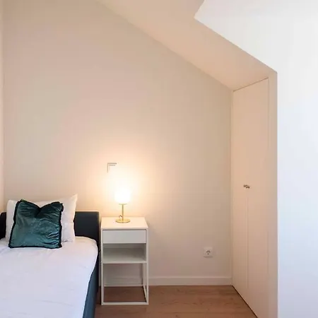 Pardal 2b - Penthouse In Alcantara - Parking Nearby Διαμέρισμα